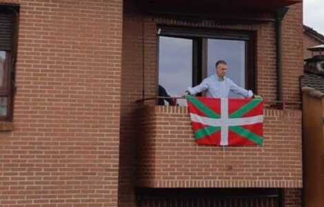 EL Lehendakari, Iñigo Urkullu, coloca la ikurriña en el balcón de su domicilio en Durango en el Aberri Eguna - PNV